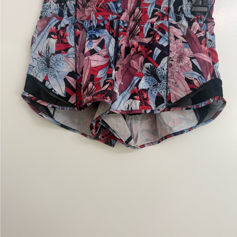 Lululemon Hotty Hot Shorts Blue/Pink/Mauve Floral Size 6 - Picture 1 of 3